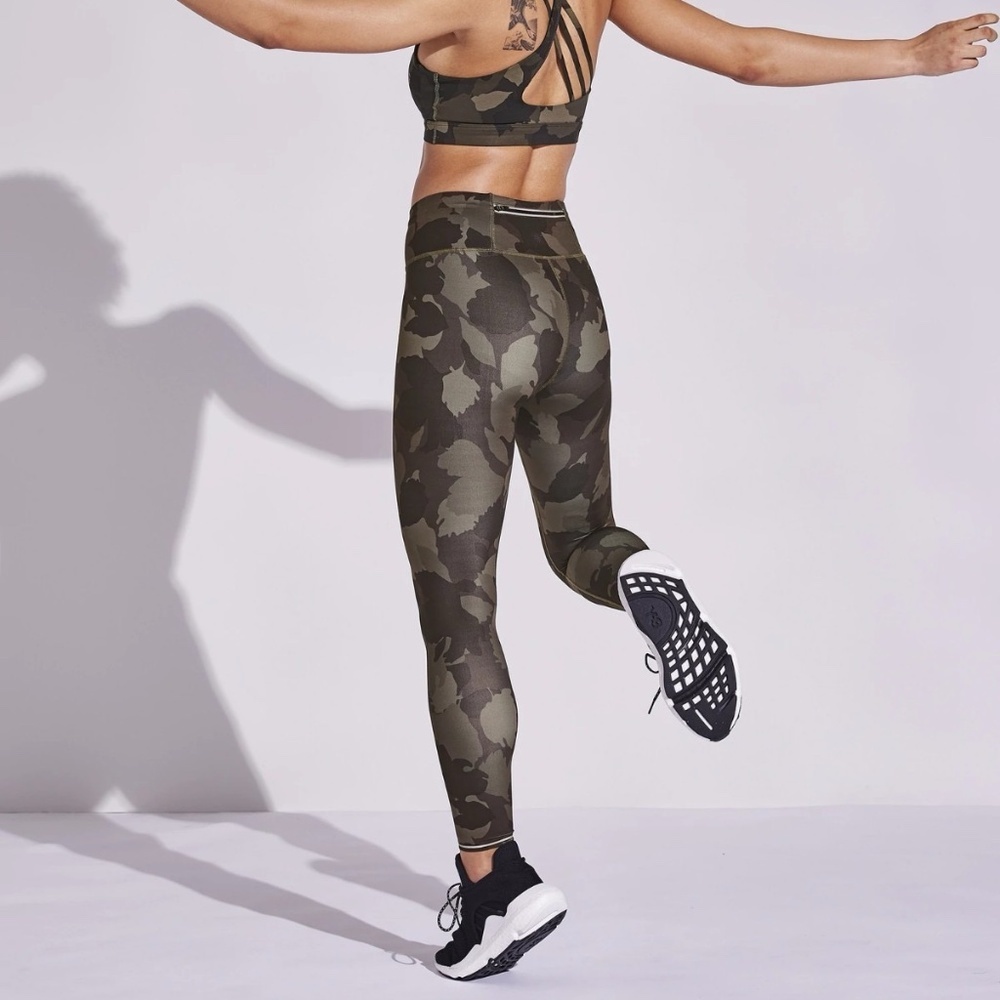 Athleta Run Free Camo 7/8 Tight, Arbor Olive SIZE SMALL